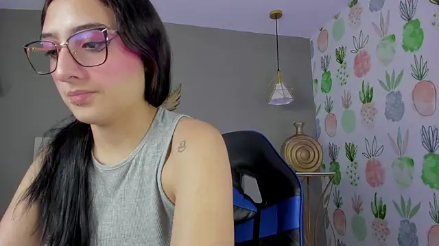 emma hiltonn  online show from March 19, 2026, 2:22 am