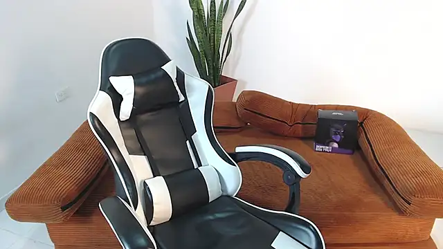 DarrenColleen online show from April 18, 2026, 10:54 pm