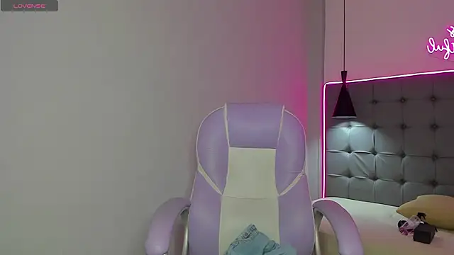 scarletcherry18 online show from February 6, 2026, 3:24 am