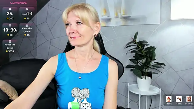Snapshot of Julie_Lucas chatting on July 15, 2026, 12:06 am Julie Lucas online show from July 15, 2026, 12:06 am