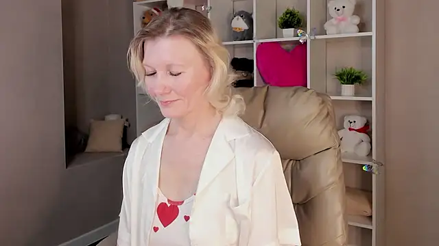 Julie Lucas online show from March 10, 2026, 12:36 am