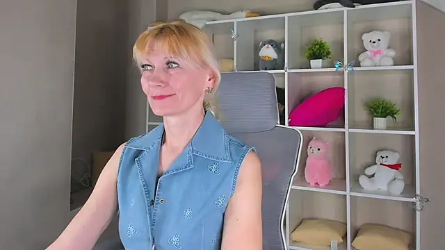 Julie Lucas online show from April 14, 2026, 12:26 am