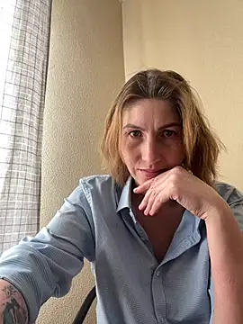 Snapshot of _Crystal_2 chatting on February 4, 2026, 9:04 am Crystal 2 online show from February 4, 2026, 9:04 am