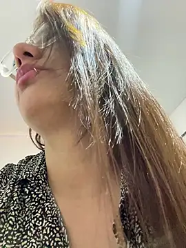 Snapshot of Pretty__Milf chatting on July 15, 2026, 12:56 pm Pretty Milf online show from July 15, 2026, 12:56 pm