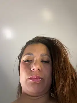 Snapshot of Pretty__Milf chatting on June 5, 2026, 1:28 pm Pretty Milf online show from June 5, 2026, 1:28 pm