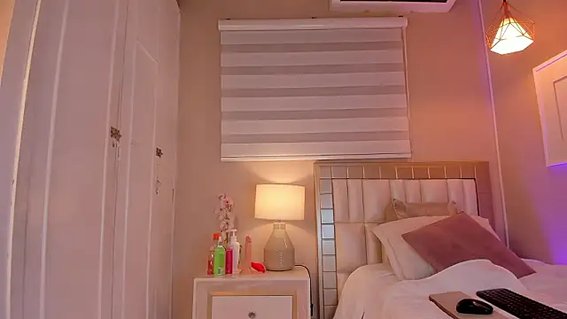 isabela  x online show from February 12, 2026, 11:43 am