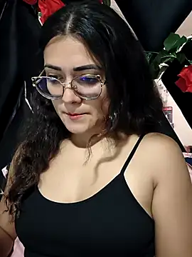 Snapshot of Freyarosse chatting on February 17, 2026, 12:08 am Freyarosse online show from February 17, 2026, 12:08 am