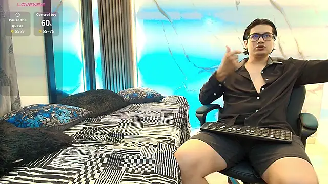 Danner Alaia online show from February 4, 2026, 7:53 pm