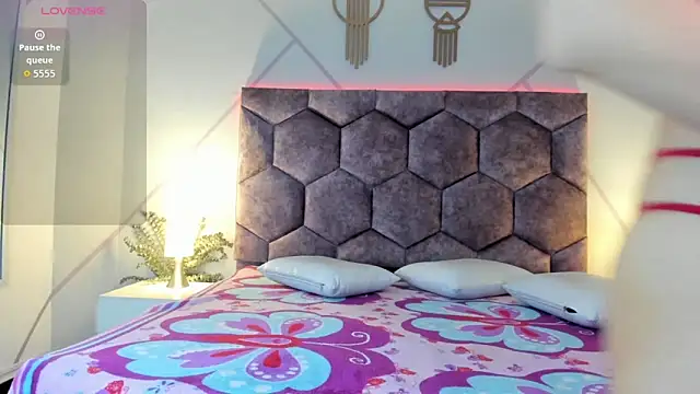 valeria becket online show from February 26, 2026, 8:09 pm