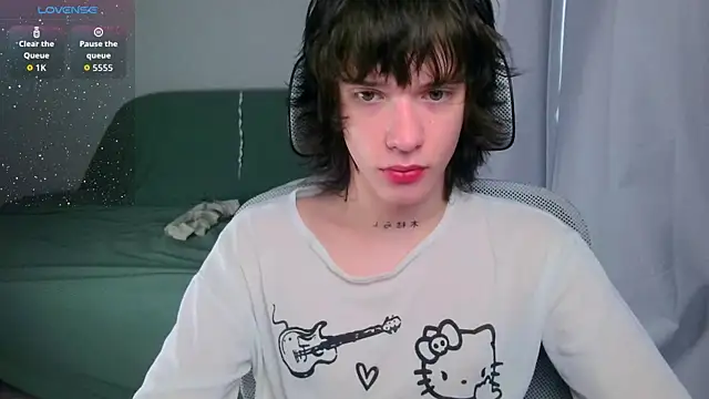 Snapshot of LeonBoykisser chatting on July 7, 2026, 12:20 pm LeonBoykisser online show from July 7, 2026, 12:20 pm