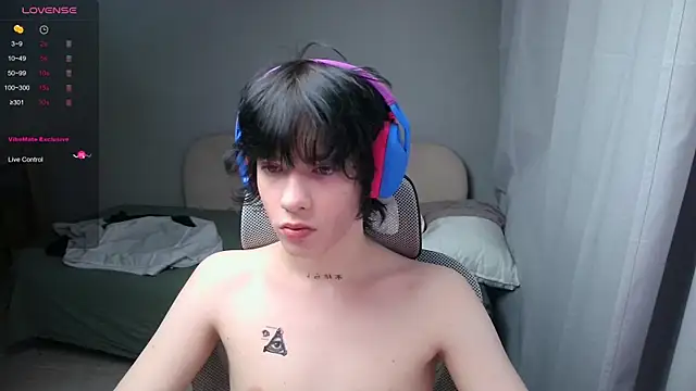 LeonBoykisser online show from February 13, 2026, 12:27 pm