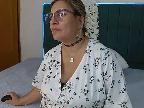 carolinacrus02 online show from January 17, 2026, 4:21 pm