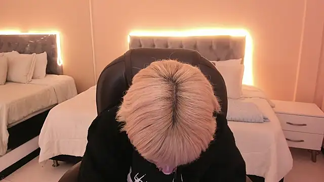 Bela Craxkerr online show from April 6, 2026, 12:39 pm