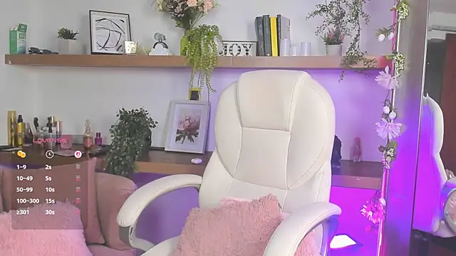 Snapshot of _Lorraine_v chatting on April 23, 2026, 8:32 pm Lorraine v online show from April 23, 2026, 8:32 pm