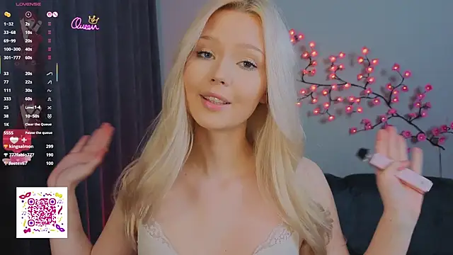 ElsaDivine online show from April 9, 2026, 2:23 pm