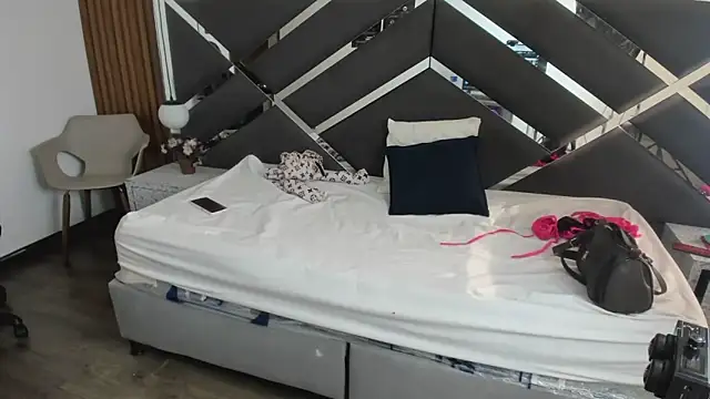 Ambarross  online show from April 4, 2026, 12:45 pm