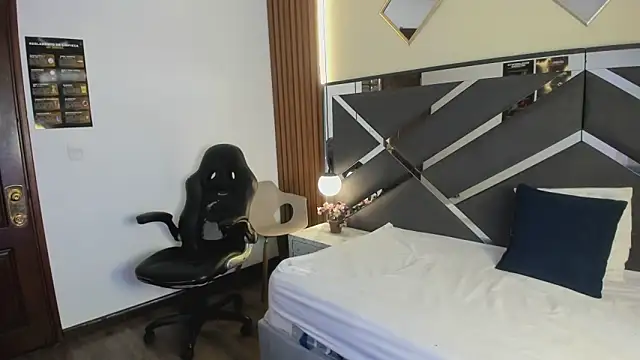 Ambarross  online show from April 10, 2026, 1:29 pm