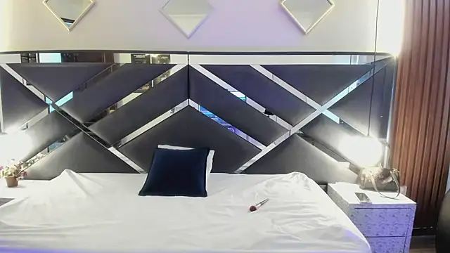 Ambarross  online show from April 6, 2026, 1:23 pm