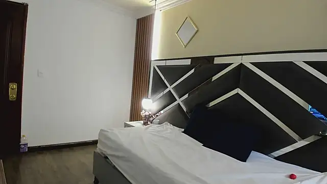 Ambarross  online show from February 5, 2026, 1:18 pm