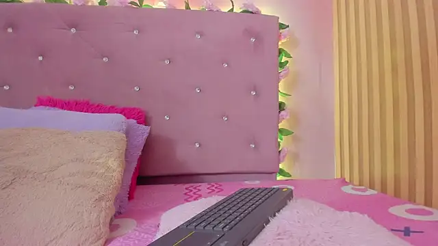 lovely  kiss   online show from June 8, 2026, 6:19 pm