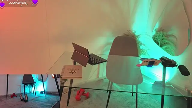 fransheskarossi online show from April 7, 2026, 12:29 pm