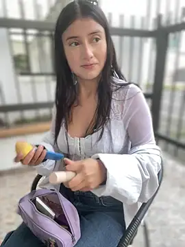 StrawberryPink  online show from April 4, 2026, 11:28 am