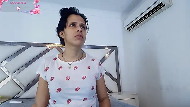 Snapshot of mitzukywinteer chatting on March 4, 2026, 9:33 pm mitzukywinteer online show from March 4, 2026, 9:33 pm