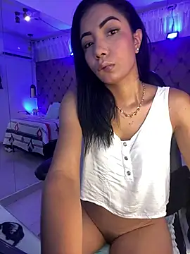 Snapshot of Auri__ chatting on May 19, 2026, 7:32 pm Auri online show from May 19, 2026, 7:32 pm