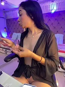 Snapshot of Auri__ chatting on April 30, 2026, 7:43 pm Auri online show from April 30, 2026, 7:43 pm