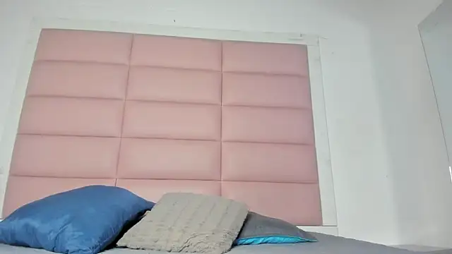 Catalinna 03 online show from April 7, 2026, 12:07 pm