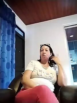 Snapshot of RosseLaure chatting on June 1, 2026, 7:57 pm RosseLaure online show from June 1, 2026, 7:57 pm