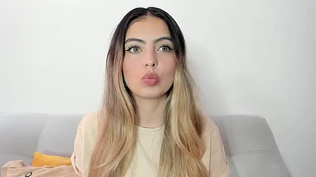 Snapshot of Fernanda_aaaa chatting on April 6, 2026, 3:24 pm Fernanda aaaa online show from April 6, 2026, 3:24 pm
