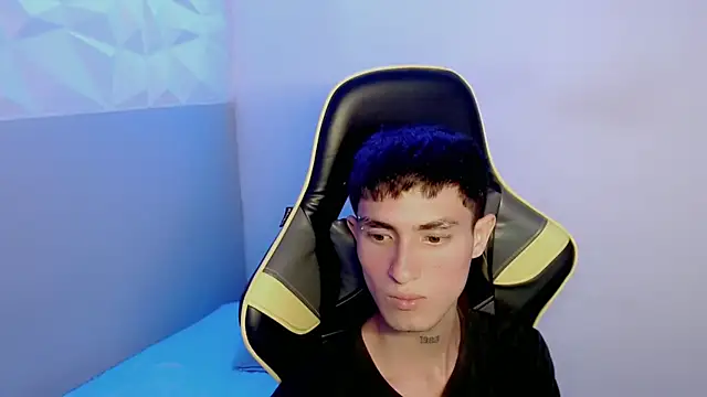 Snapshot of Akyra_latinn chatting on February 17, 2026, 2:14 pm Akyra latinn online show from February 17, 2026, 2:14 pm