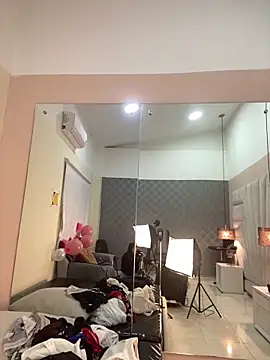 JuliaaVega online show from February 12, 2026, 12:05 pm