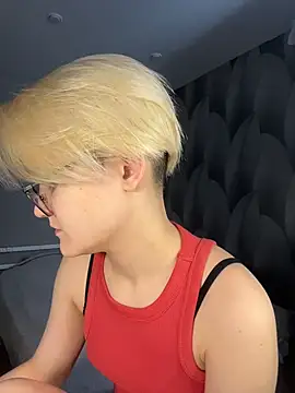 LuunaDorean online show from February 12, 2026, 7:52 am