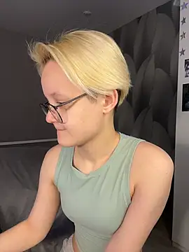 LuunaDorean online show from February 19, 2026, 6:32 am