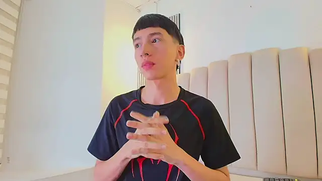 lian cameron online show from April 18, 2026, 3:53 am