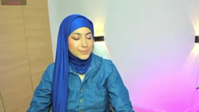 LAY LA  online show from April 10, 2026, 9:33 pm