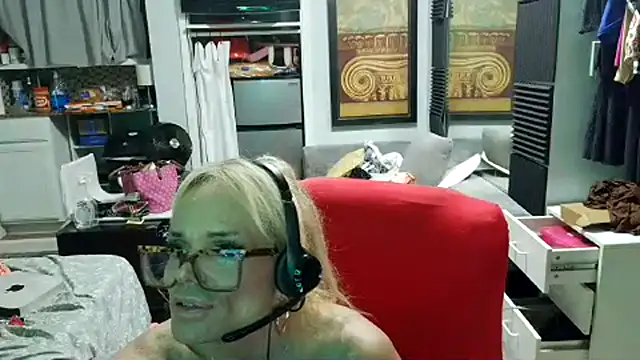 Snapshot of starandsky chatting on June 27, 2026, 11:22 pm starandsky online show from June 27, 2026, 11:22 pm