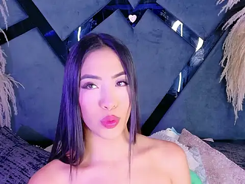 KylieWhitee online show from April 8, 2026, 11:55 am