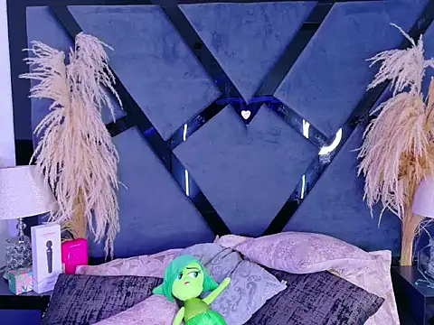 KylieWhitee online show from April 15, 2026, 2:43 pm