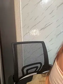 Snapshot of AliceeXHottie chatting on June 10, 2026, 11:11 am AliceeXHottie online show from June 10, 2026, 11:11 am