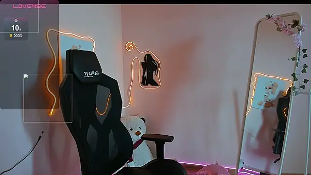 AliceeinWonderlanddd online show from April 24, 2026, 4:47 am