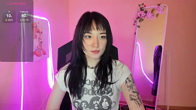 Snapshot of AliceeinWonderlanddd chatting on June 11, 2026, 2:11 am AliceeinWonderlanddd online show from June 11, 2026, 2:11 am