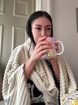 Bonny Eva online show from April 19, 2026, 4:41 pm