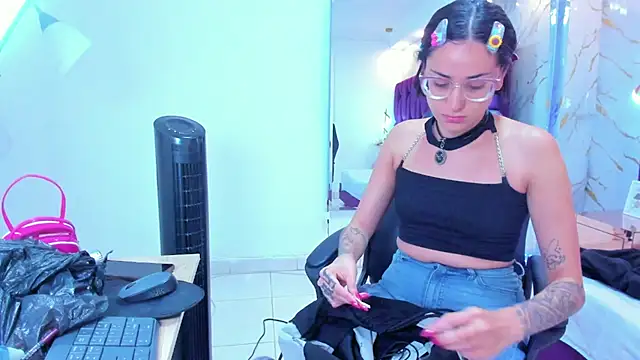 crystalstonee online show from February 17, 2026, 10:07 pm