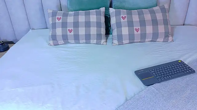 AnnieRouse   online show from April 19, 2026, 11:44 am