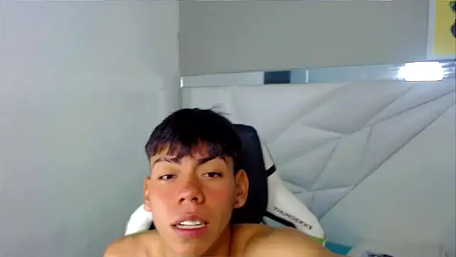 Liarr  online show from April 16, 2026, 9:39 pm