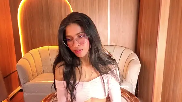 Snapshot of Alina_b_ chatting on April 21, 2026, 1:42 am Alina b online show from April 21, 2026, 1:42 am