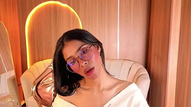 Snapshot of Alina_b_ chatting on March 4, 2026, 8:05 pm Alina b online show from March 4, 2026, 8:05 pm